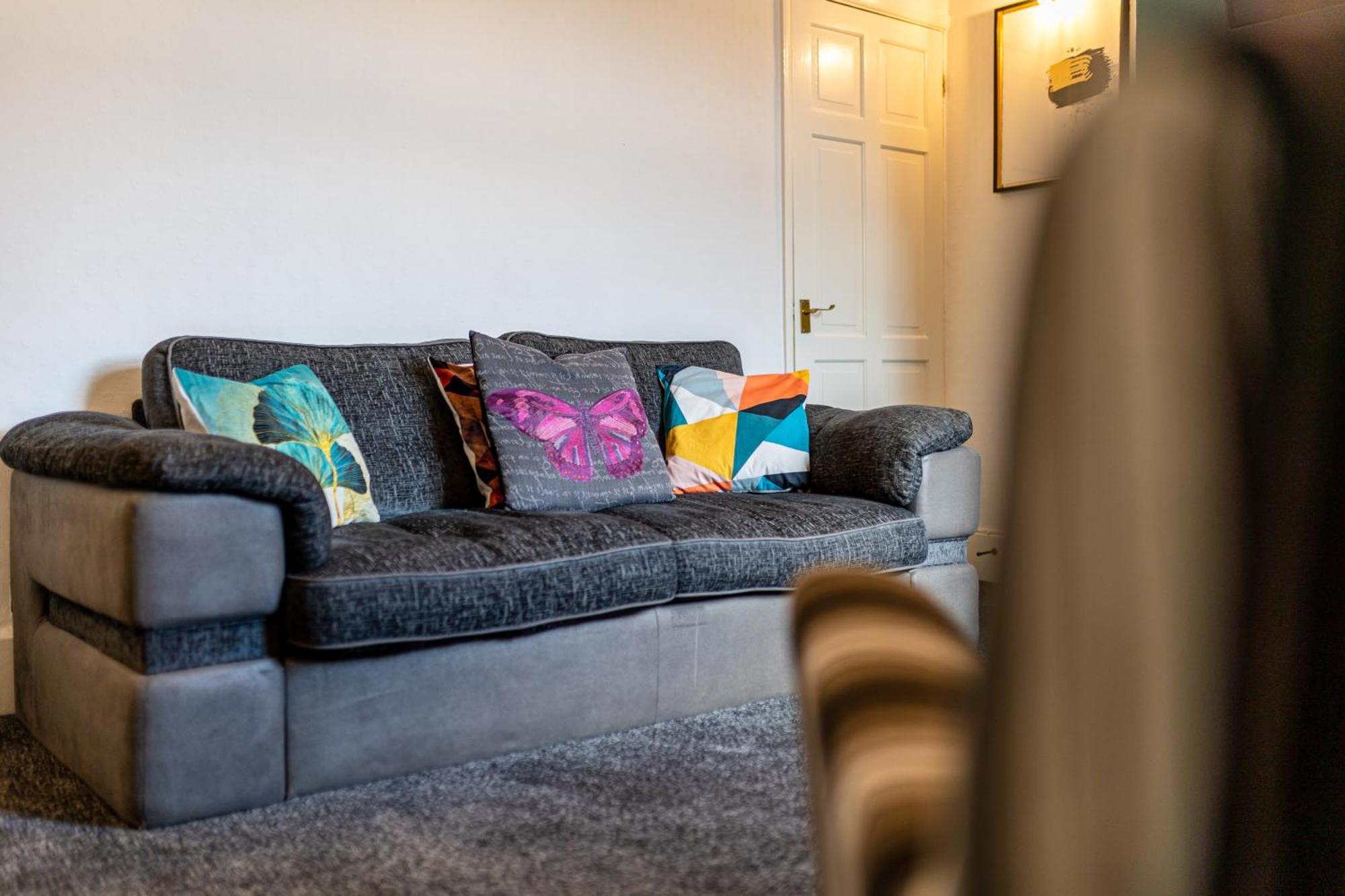 Coronation House By Yourstays - 3 Bedroom House In Newcastle-Under-Lyme Stoke-on-Trent Exterior photo