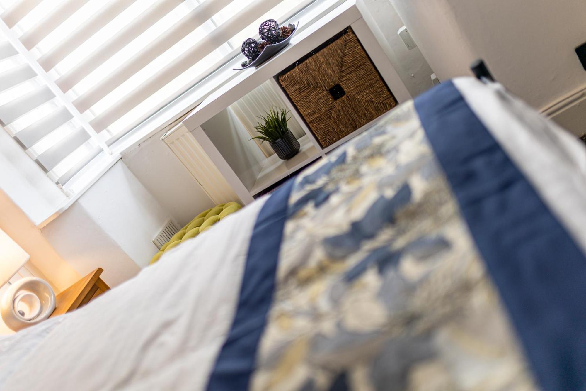 Coronation House By Yourstays - 3 Bedroom House In Newcastle-Under-Lyme Stoke-on-Trent Exterior photo