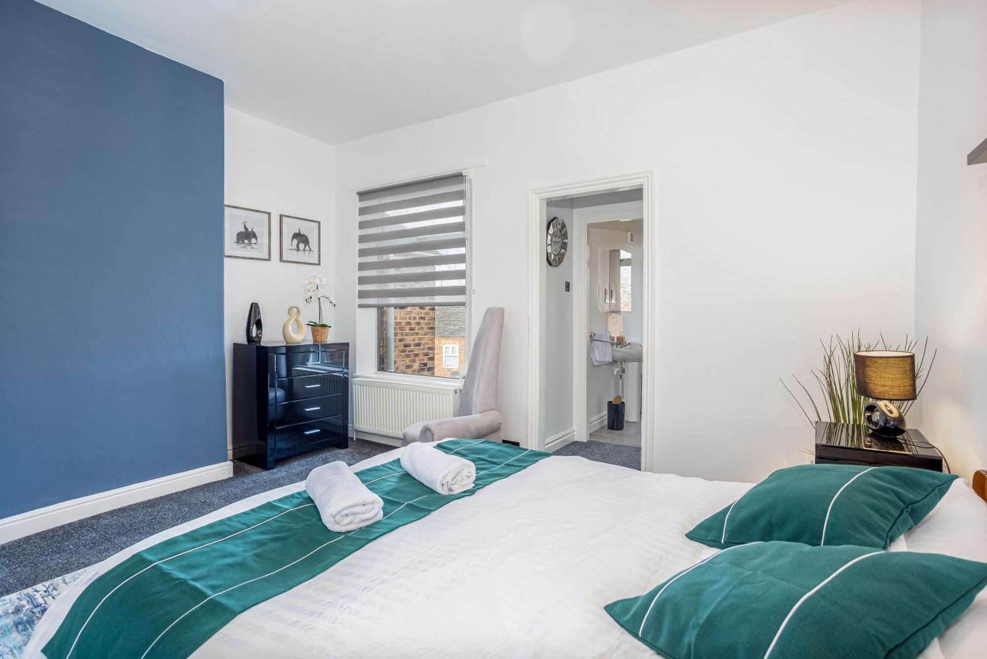 Coronation House By Yourstays - 3 Bedroom House In Newcastle-Under-Lyme Stoke-on-Trent Exterior photo